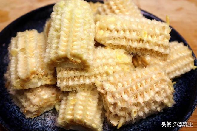 城里人的钱有多好赚？玉米叶按片买喂猪的“边角料”成超市新贵